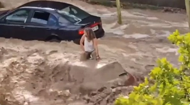 Spagna, violenta alluvione a Saragozza: la gente in salvo sopra le auto. Il video choc