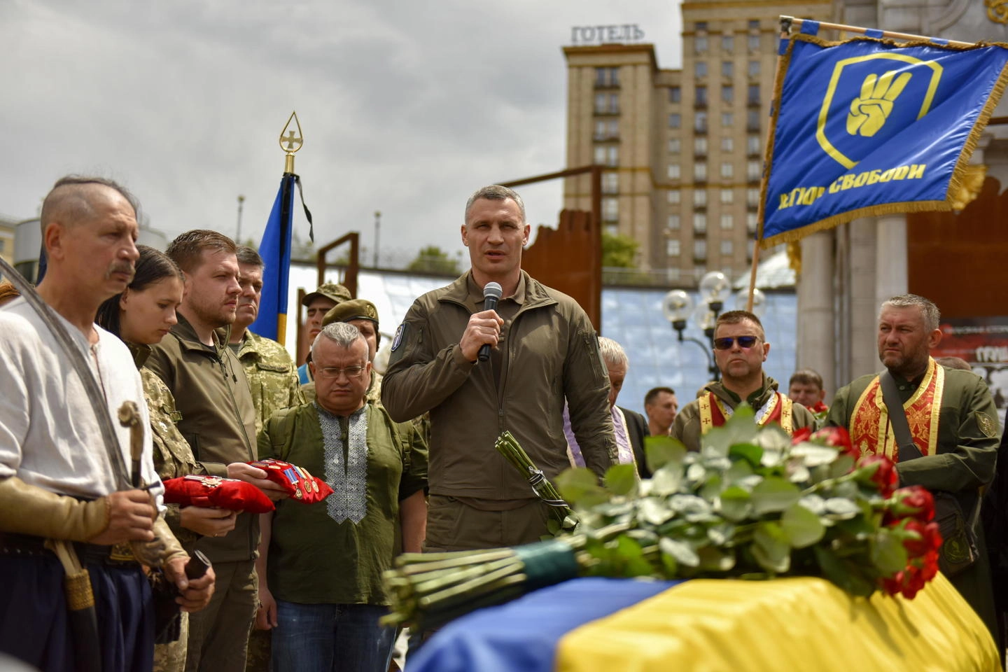 Il sindaco di Kiev, Vitali Klitschko, a una cerimonia funebre (Ansa)