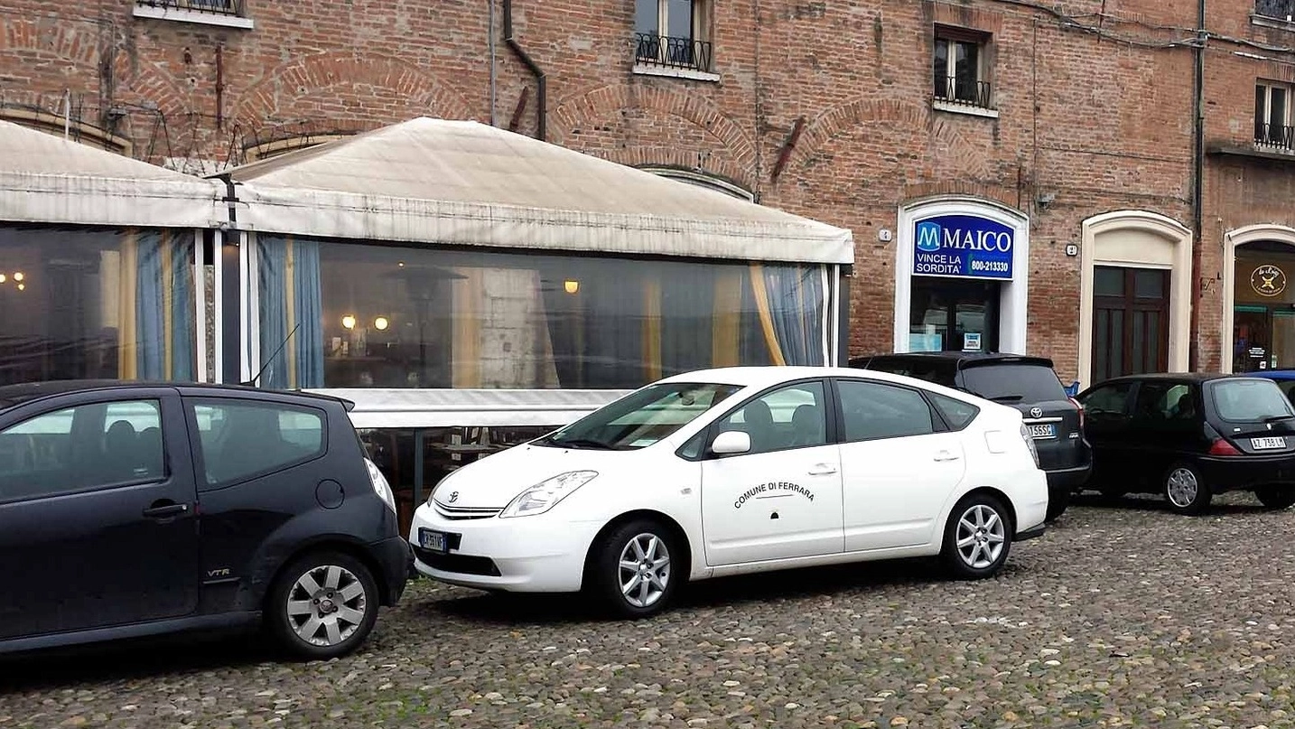 Le auto di servizio del Comune parcheggiate in piazza Castello: foto scattate alle 12 (foto Businesspress)