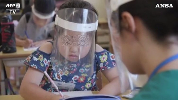 Visiere a scuola per i bimbi giapponesi