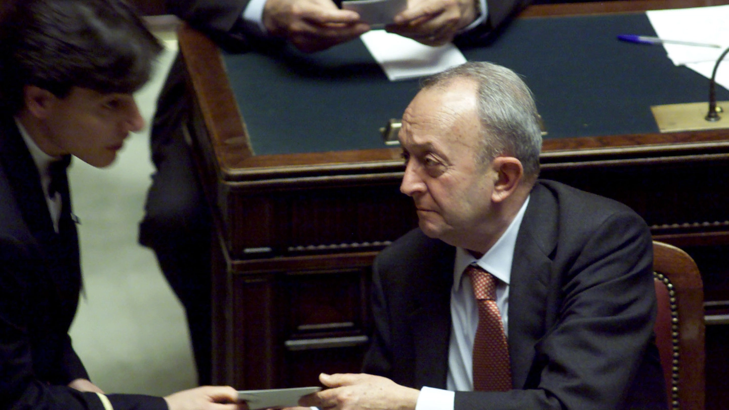 Tullio De Mauro nel 2000 in Parlamento: allora era ministro dell'Istruzione (Ansa)
