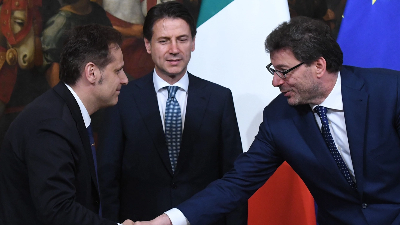 Il sottosegretario Siri, il premier Conte e il sottosegretario Giorgetti (Imagoeconomica) 