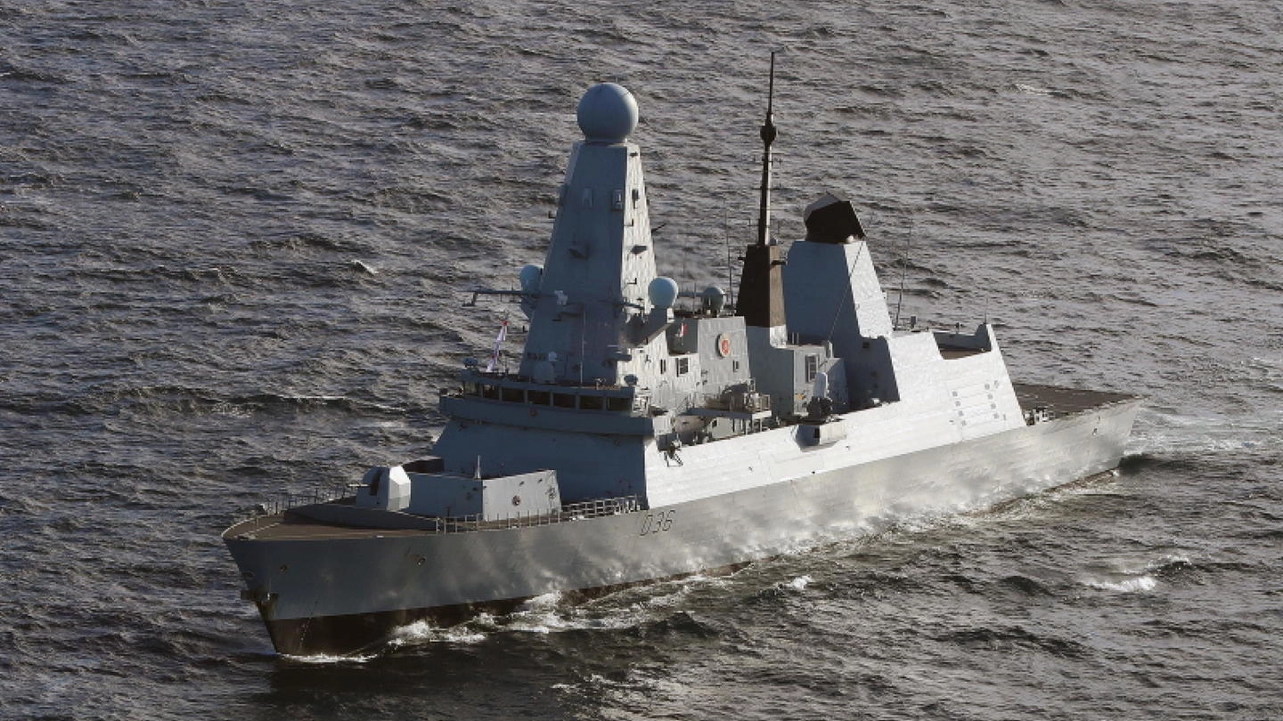 La nave militare britannica HMS Defender