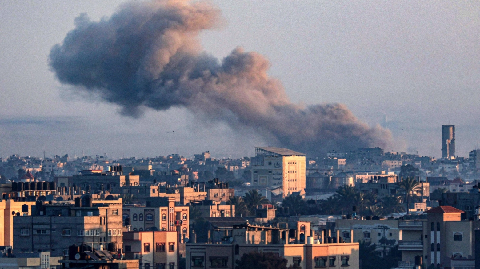 Gaza, il fumo che si alza da Khan Yunis (Ansa)