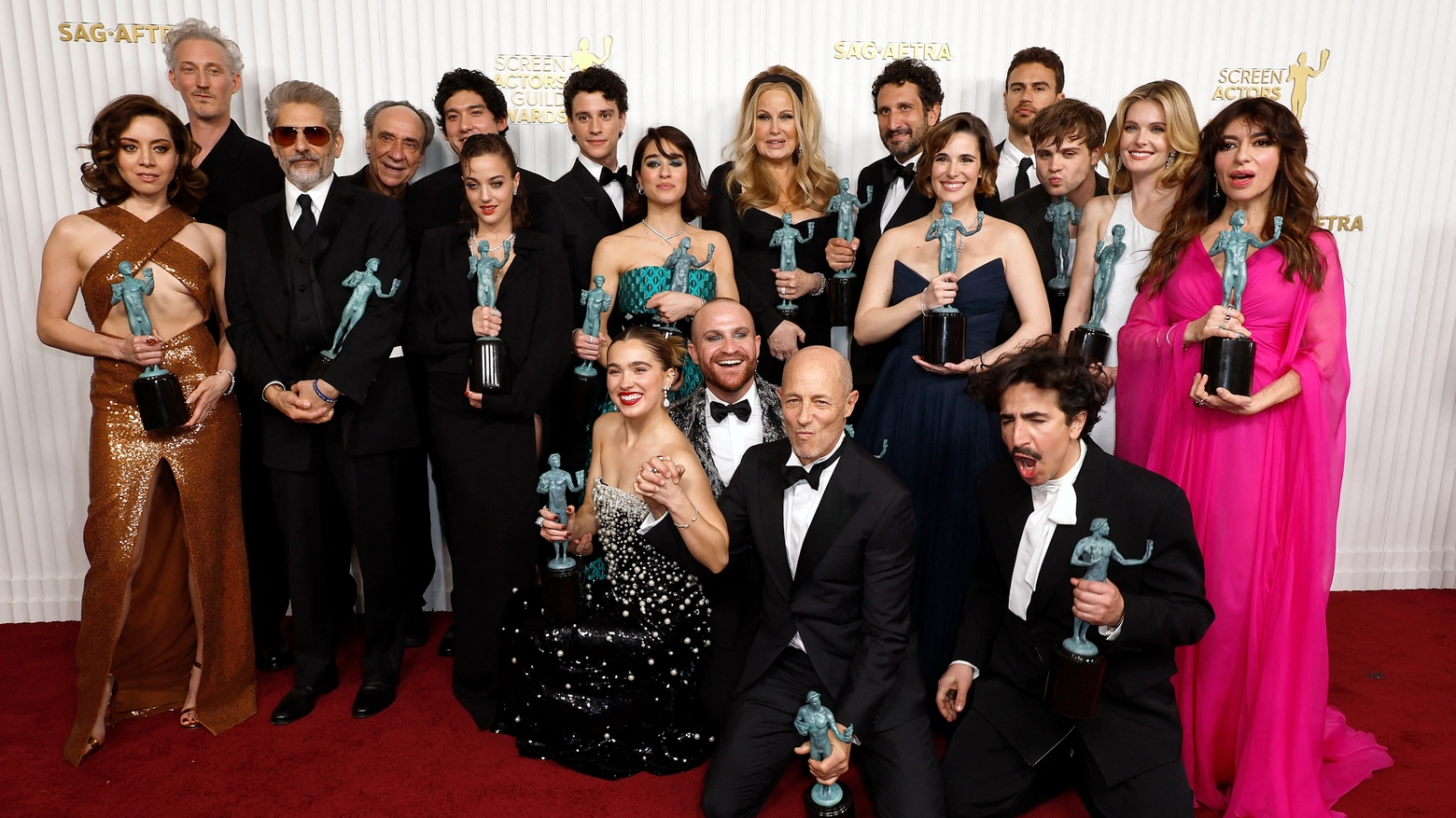Il cast della seconda stagione di The White Lotus agli Annual Screen Actors Guild Awards (Afp)