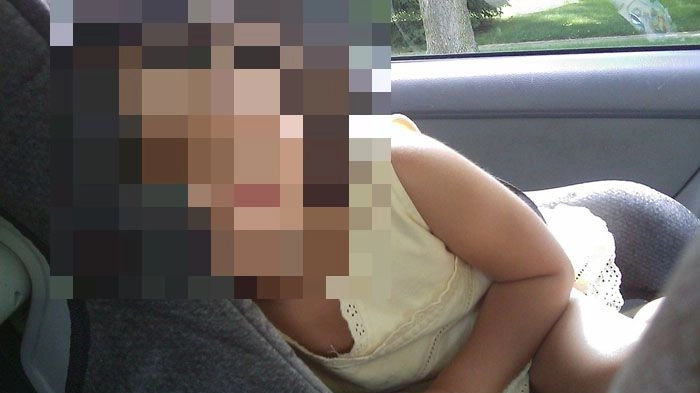 Una bambina in auto su un seggiolino. Foto generica (Dire)