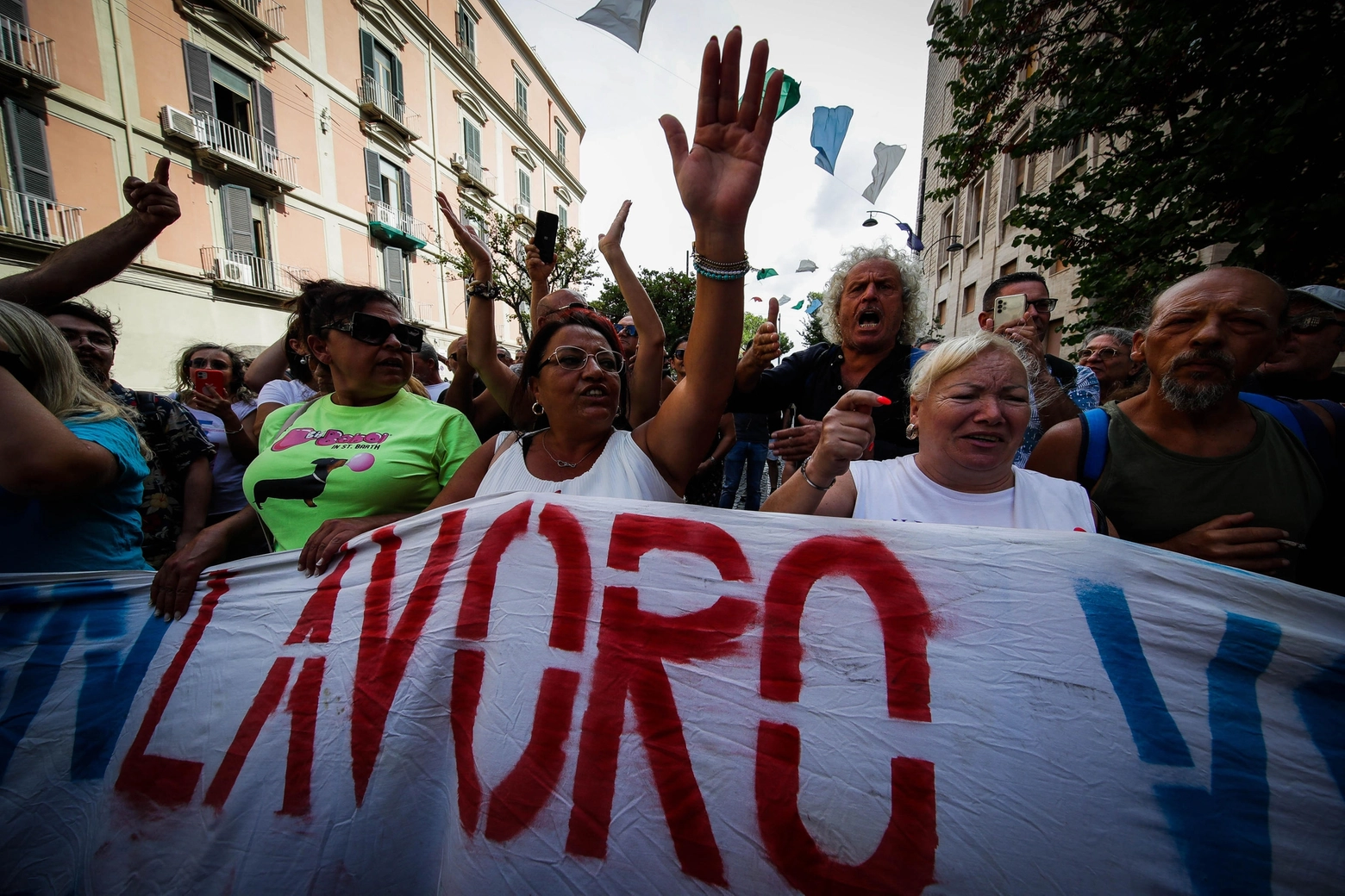 Protesta per le vie del centro di Napoli degli ex percettori del reddito di cittadinanza.