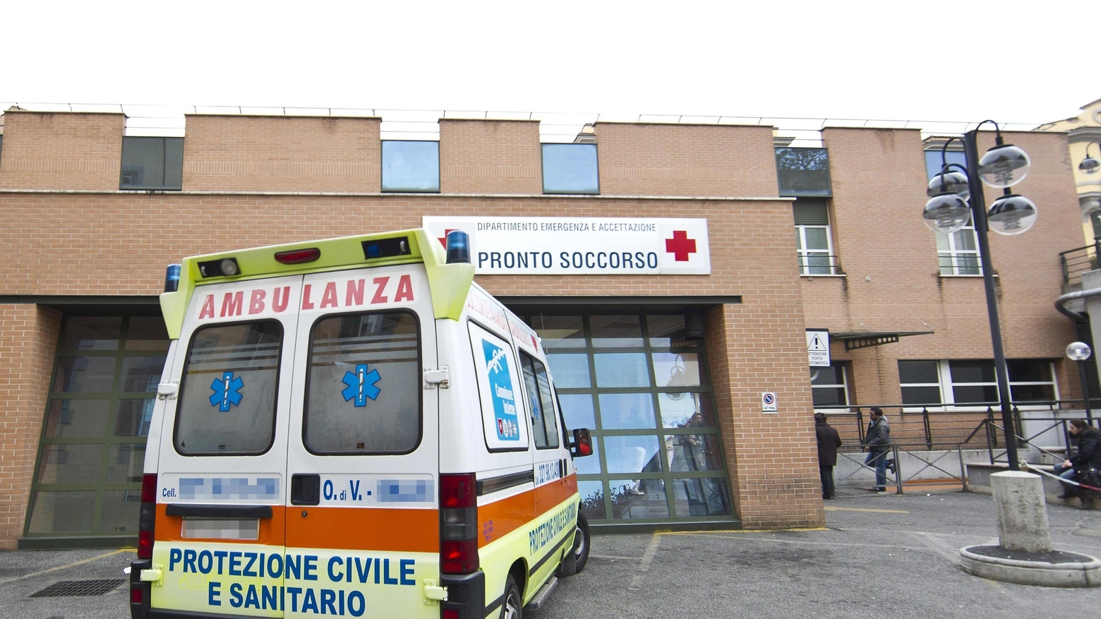 Ambulanza al San Camillo (Ansa)