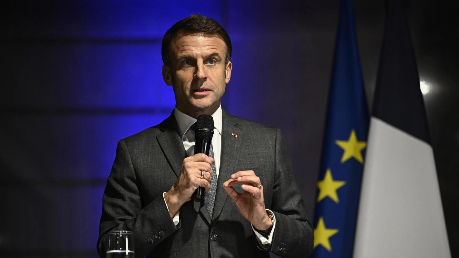 Macron, su migranti 'legge utile per il paese, è compromesso'