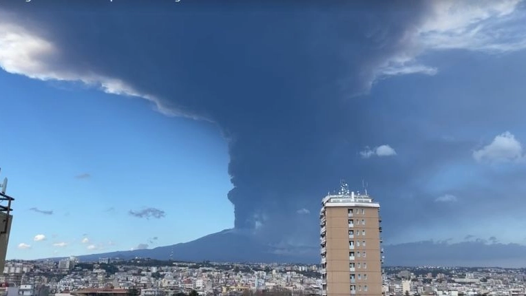 Etna, nube di cenere alta 10 km 