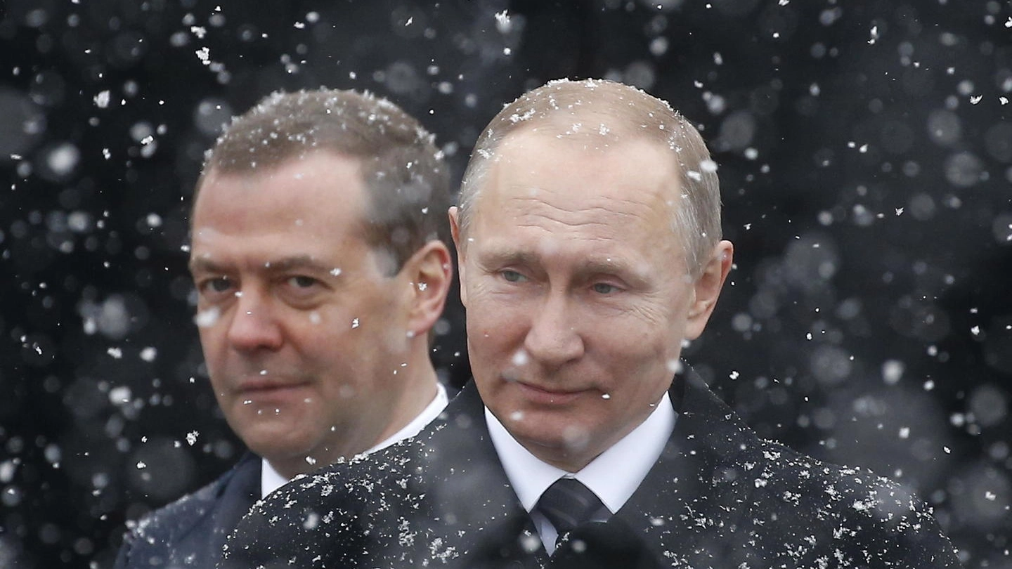 Dmitry Medvedev e Vladimir Putin (Ansa)