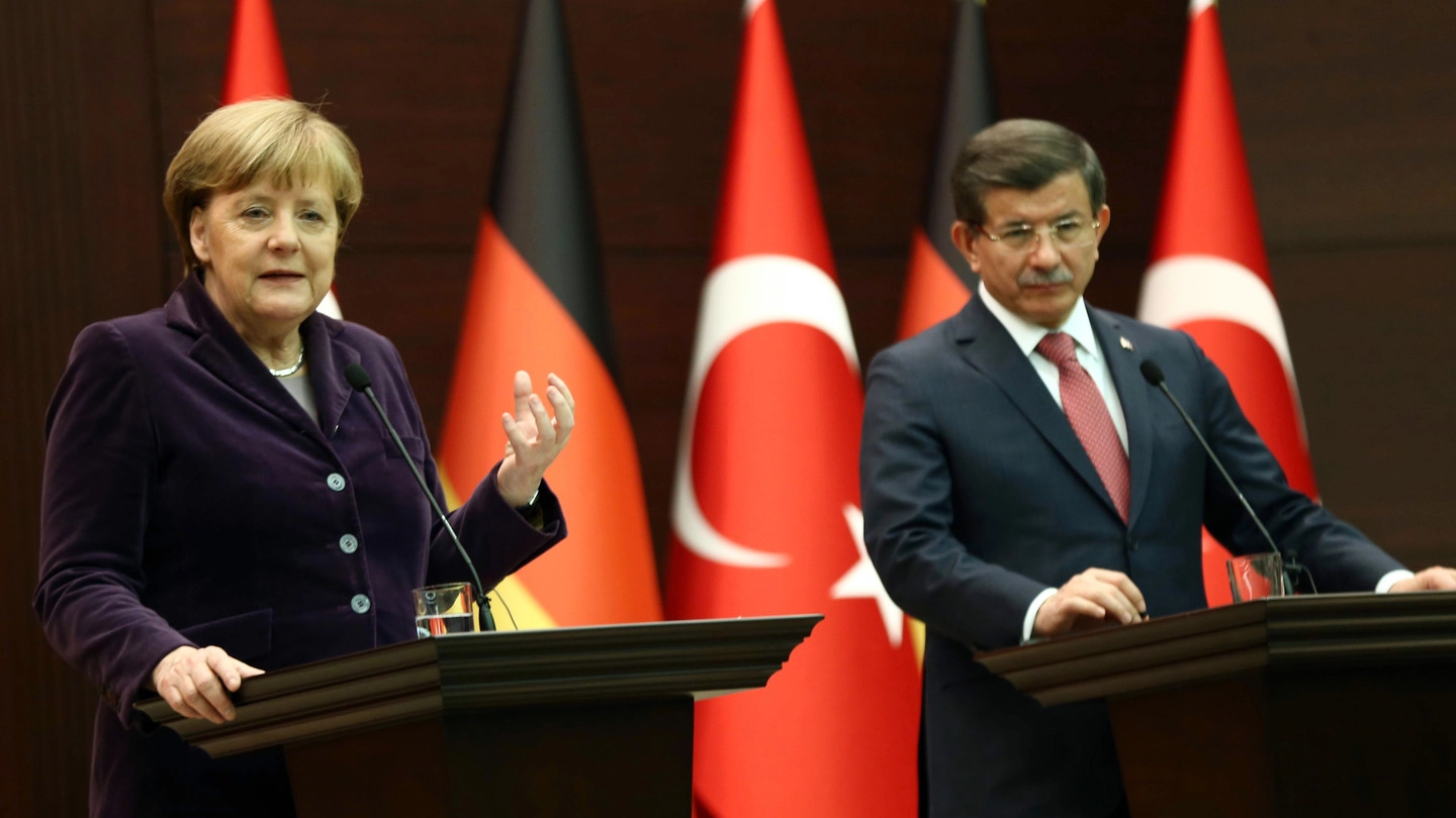 Angela Merkel e Ahmet Davutoglu (AFP)