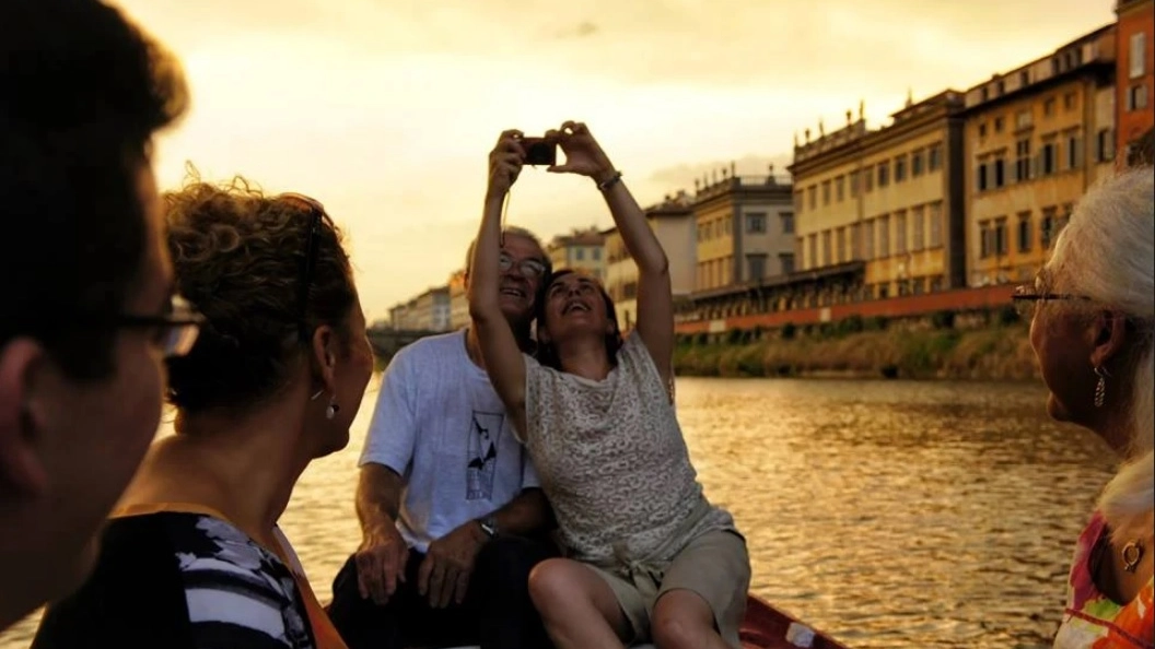 Un selfie al tramonto navigando sull'Arno