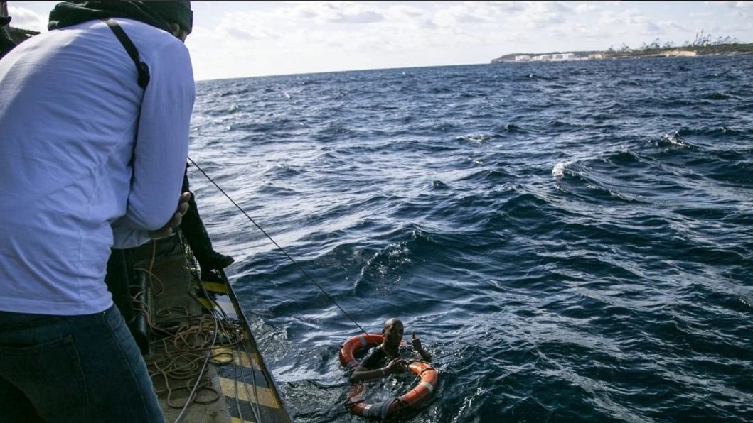 Migrante soccorso dalla Sea Watch si getta in mare  (Twitter)