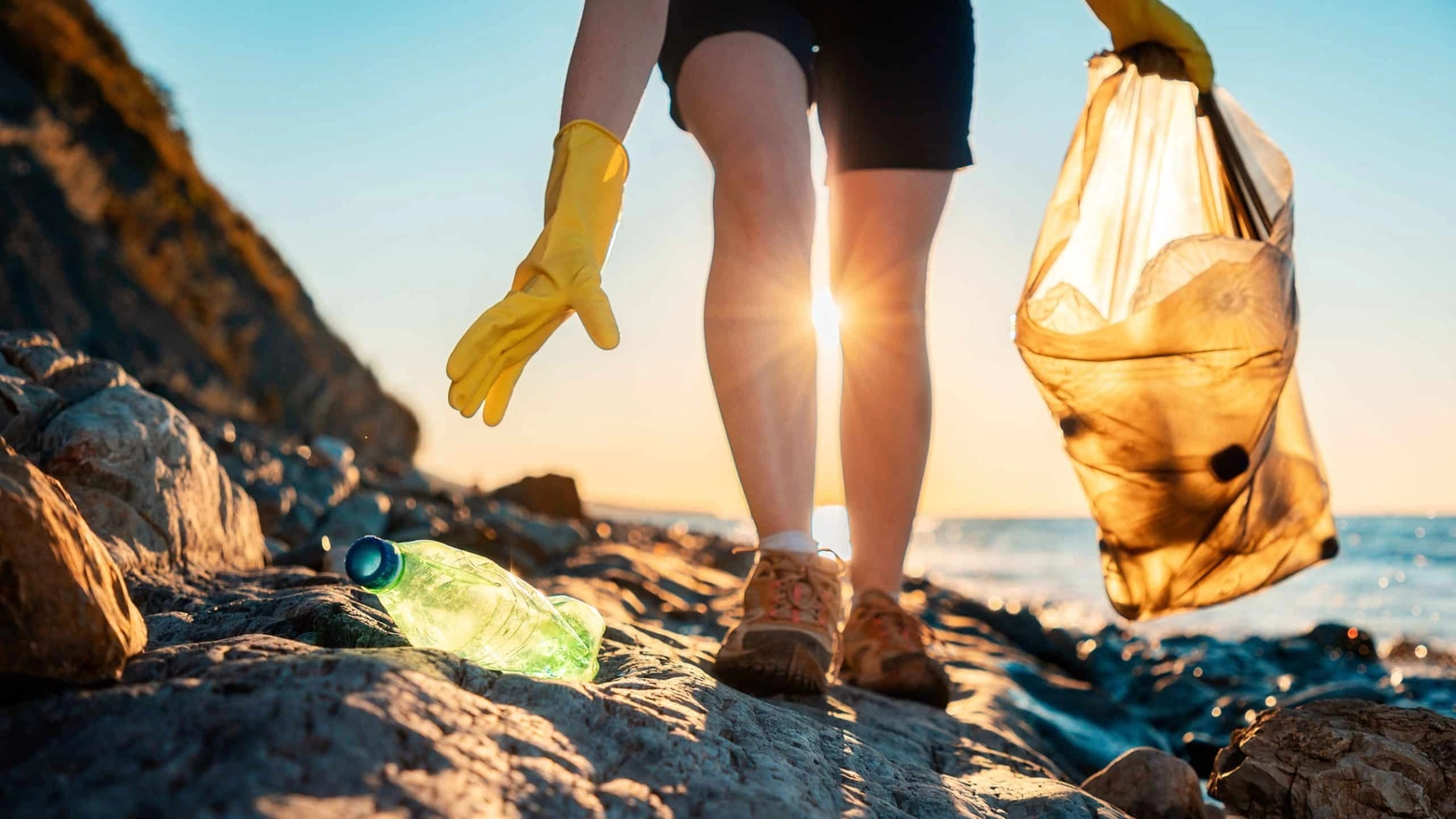 raccolta plastica in spiaggia
