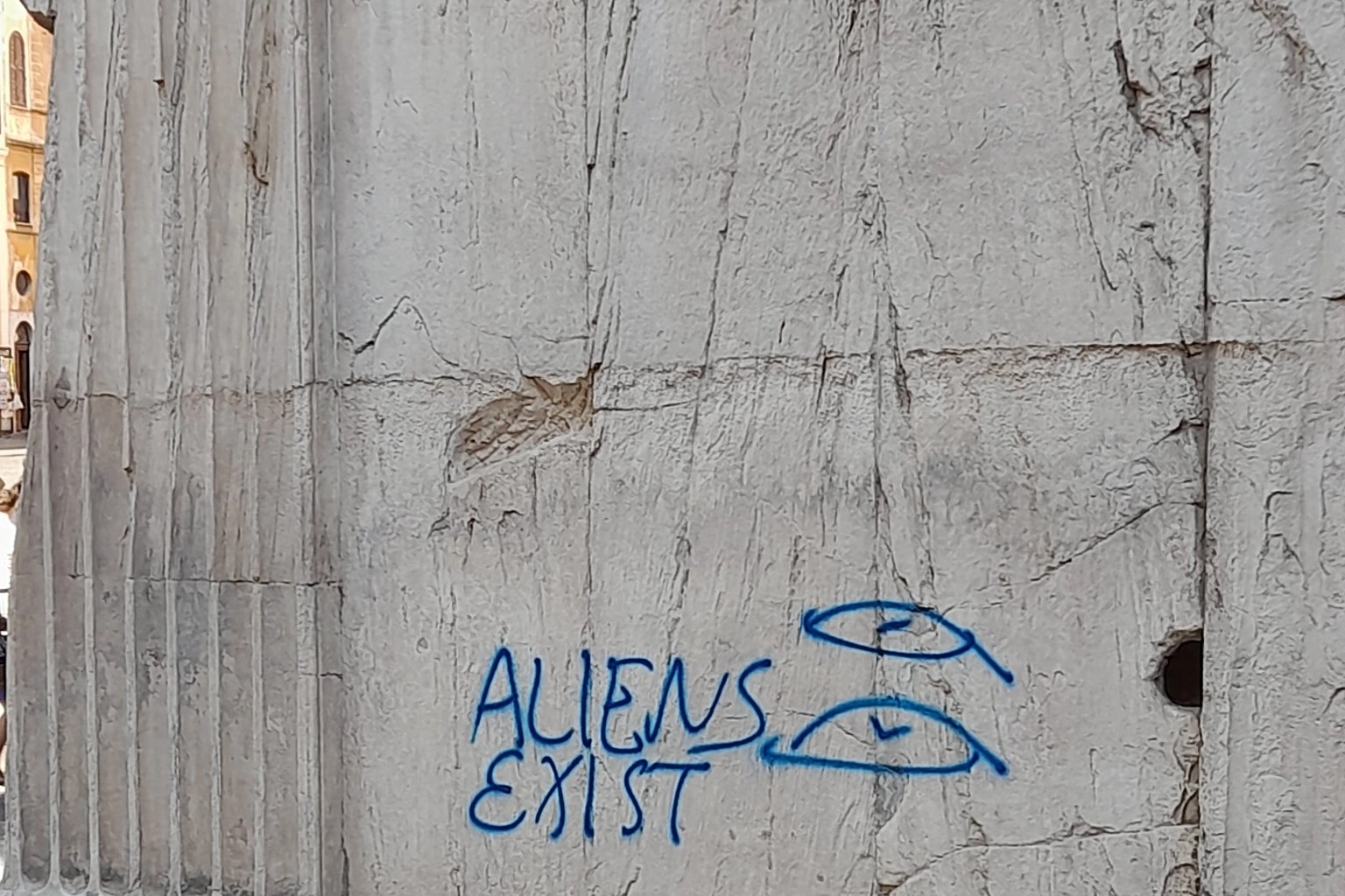 Scritte vandaliche sul Pantheon (foto da Facebook)