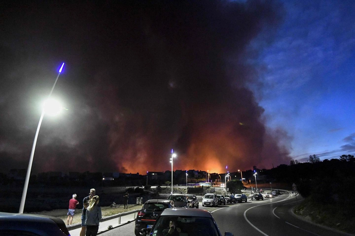 Incendio vicino a Marsiglia (Ansa)