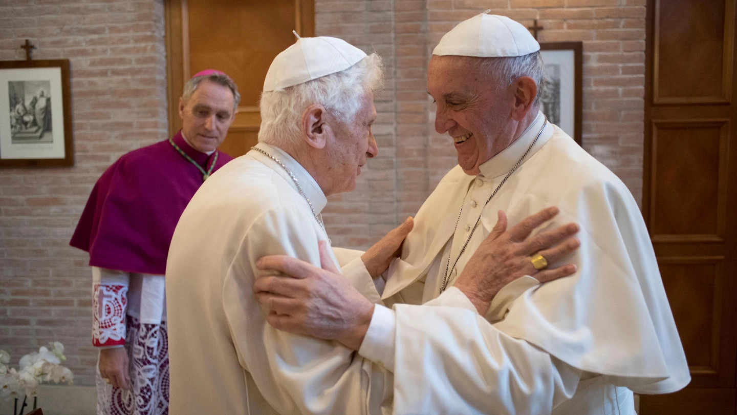 L'abbraccio tra papa Francesco e l'emerito Benedetto XVI