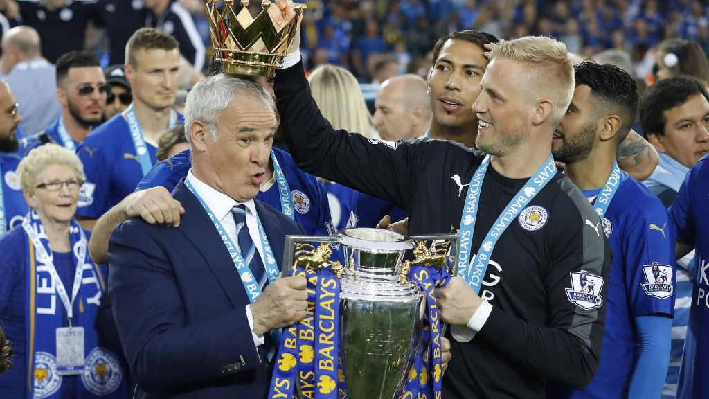L’allenatore del Leicester City, Claudio Ranieri, ’incoronato’ dai giocatori dopo la vitto