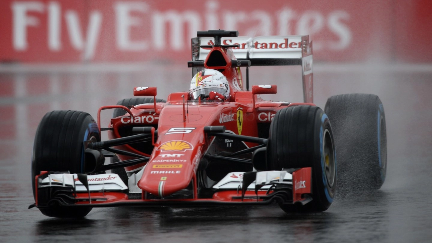 La Ferrari di Vettel sul circuito di Sochi bagnato dalla pioggia (AFP)