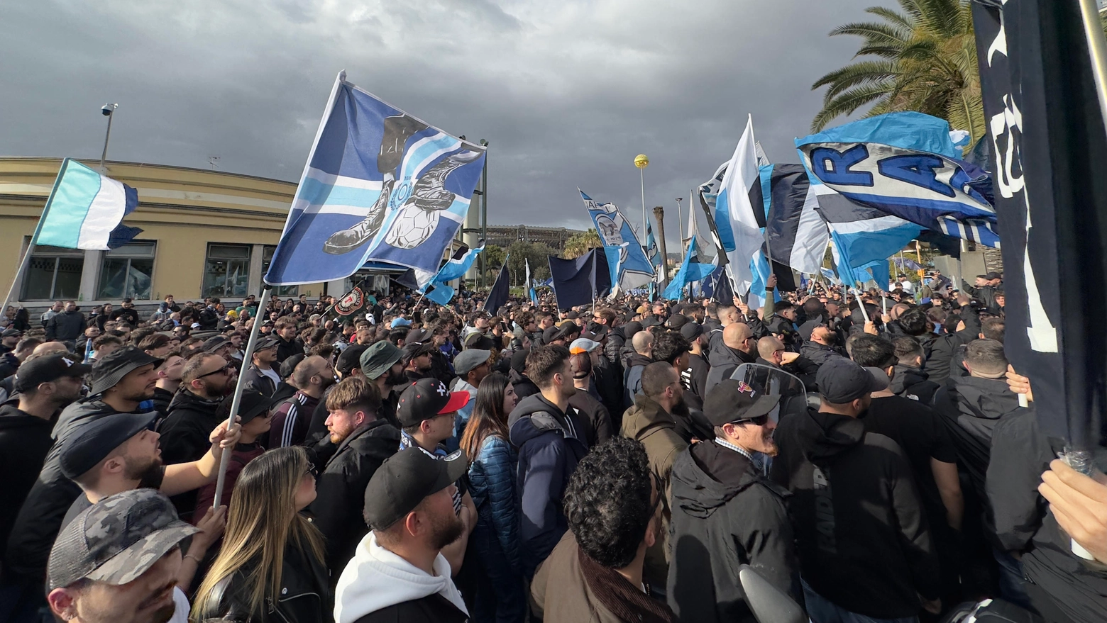 Protesta ultras del Napoli per i prezzi dei biglietti troppo alti