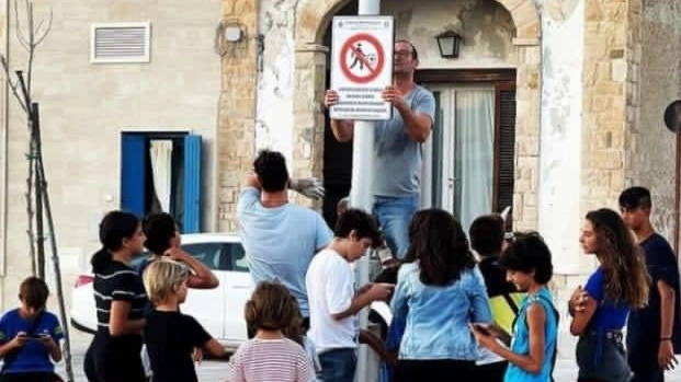 I bambini di Roca di Melendugno assistono all’installazione del cartello nella piazza