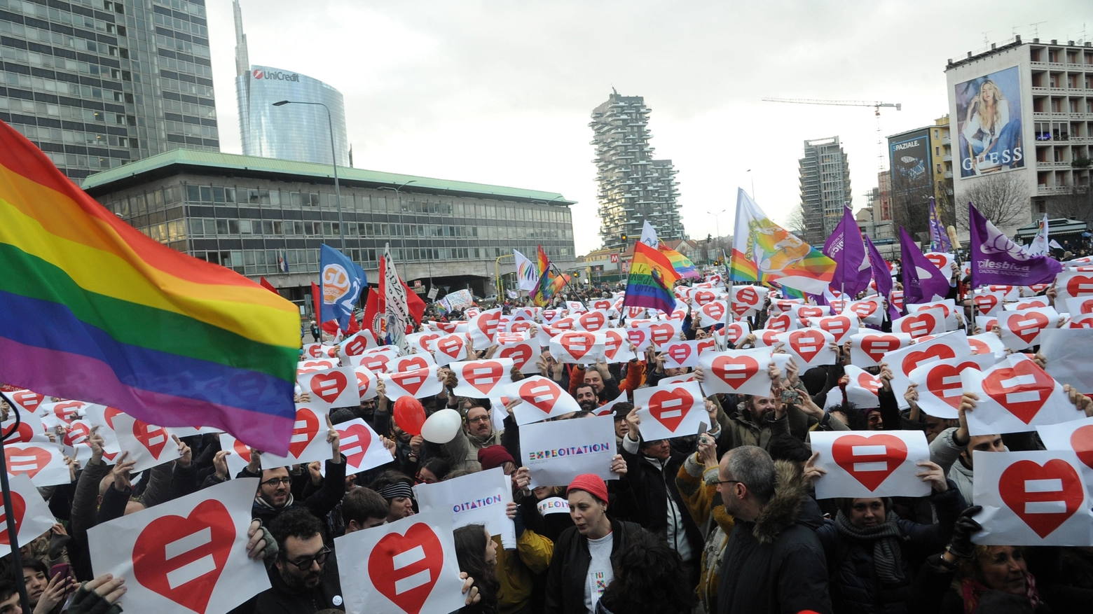 Un'iniziativa contro l'omofobia a Milano (Newpress)