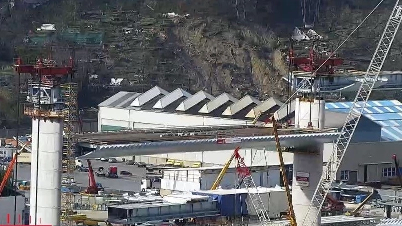 Ponte di Genova: il maxi impalcato varato (Ansa)