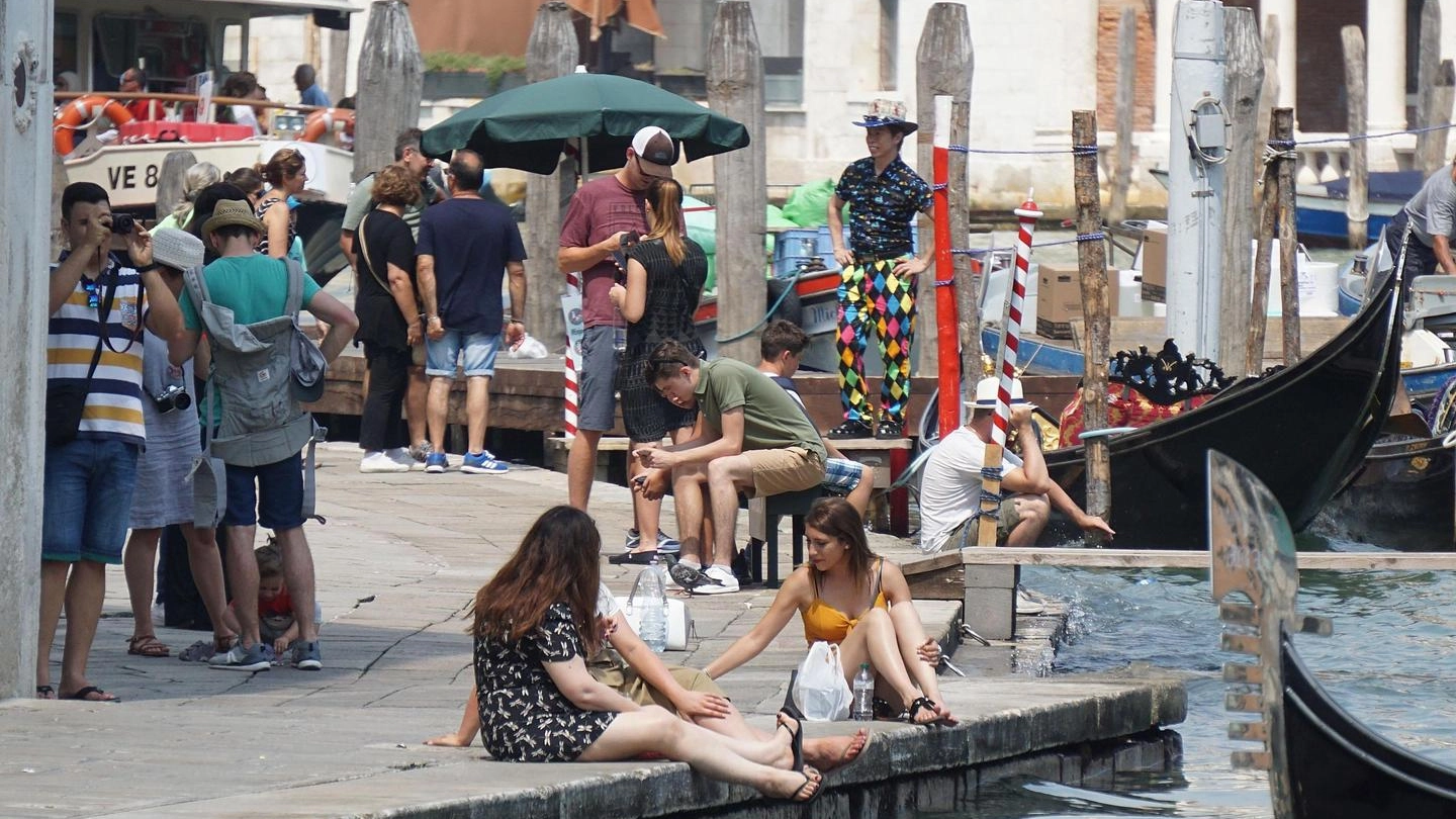 Turisti a Venezia, foto di repertorio (Ansa)