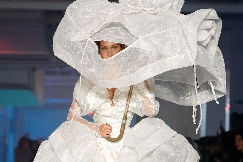 Bella Hadid, sposa in passerella per Vivienne Westwood (Lapresse)