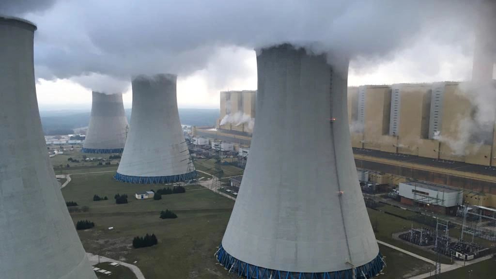 La centrale a carbone di Belchatow, in Polonia (Ansa)