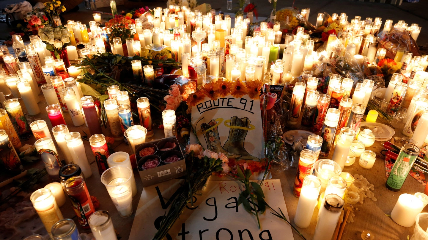 Candele per le vittime della strage di Las Vegas (Reuters)