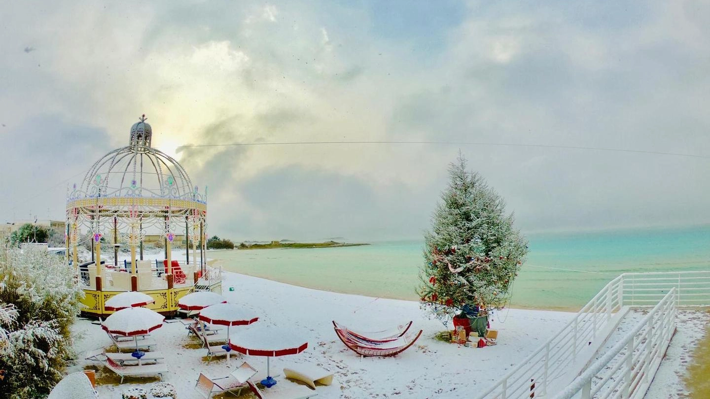 La spiaggia 'natalizia' di Porto Cesareo, nel Salento (Ansa)