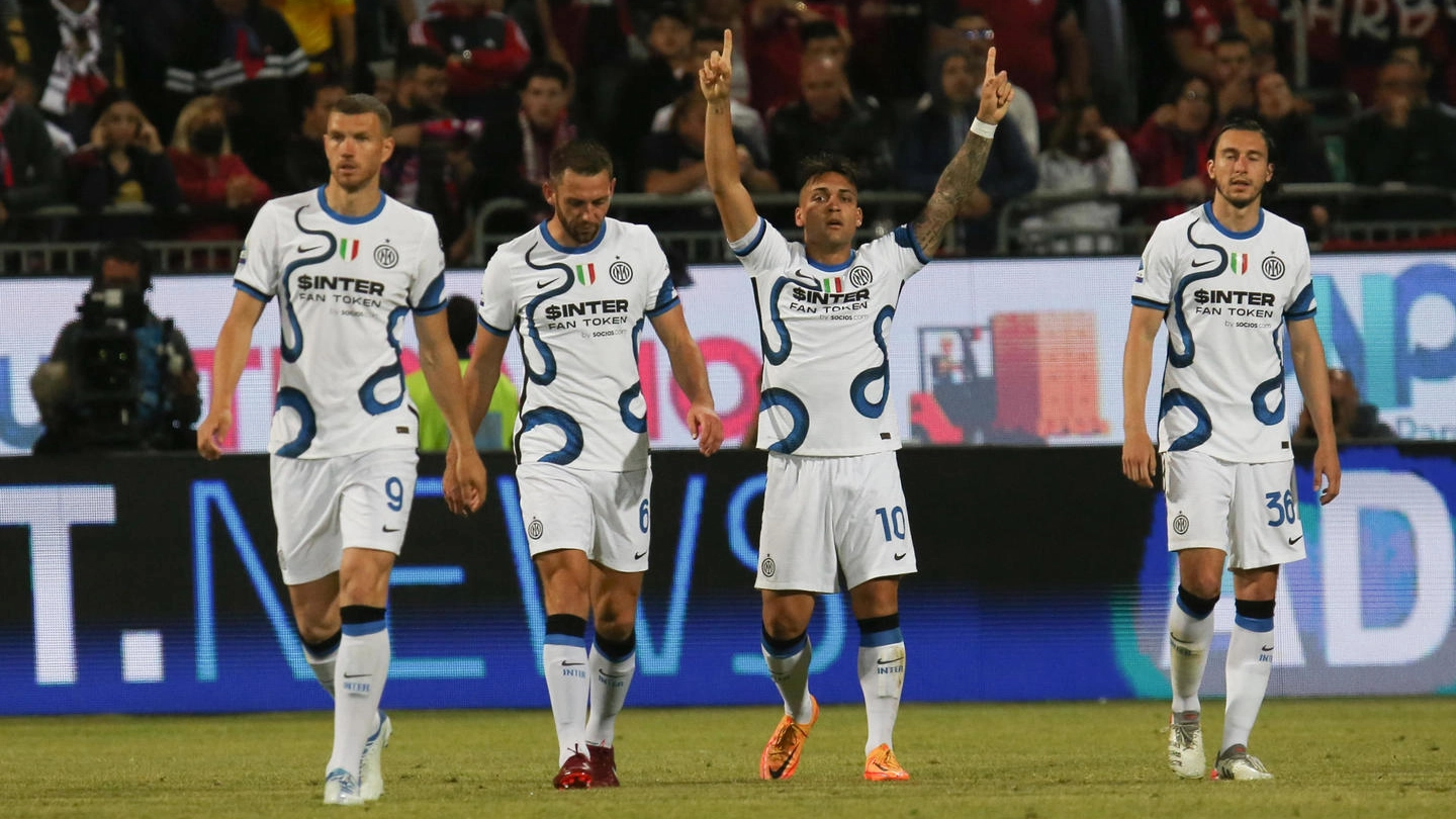 Lautaro Martinez dopo il gol del raddoppio dell'Inter a Cagliari (Ansa)