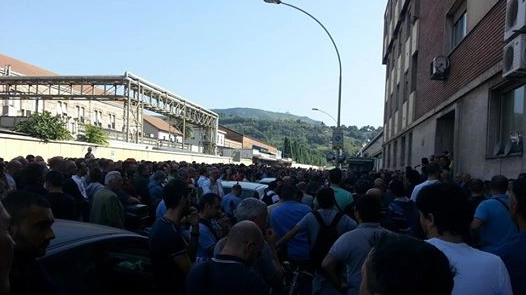 Ast, lavoratori in sciopero davanti alle portineria dell'acciaieria di Terni bloccano la strada