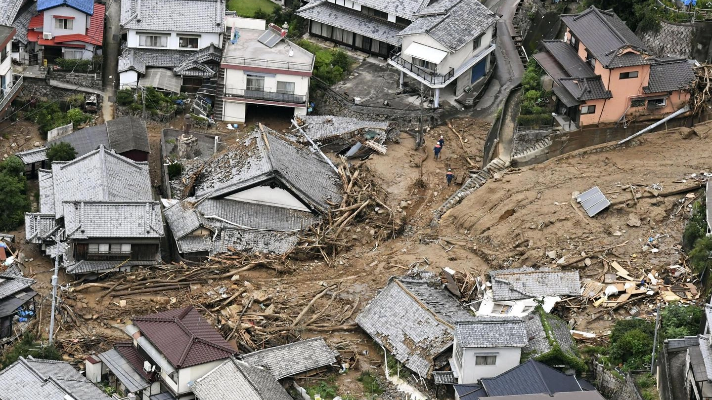 Inondazioni e frane in Giappone, morti e feriti (Ansa)