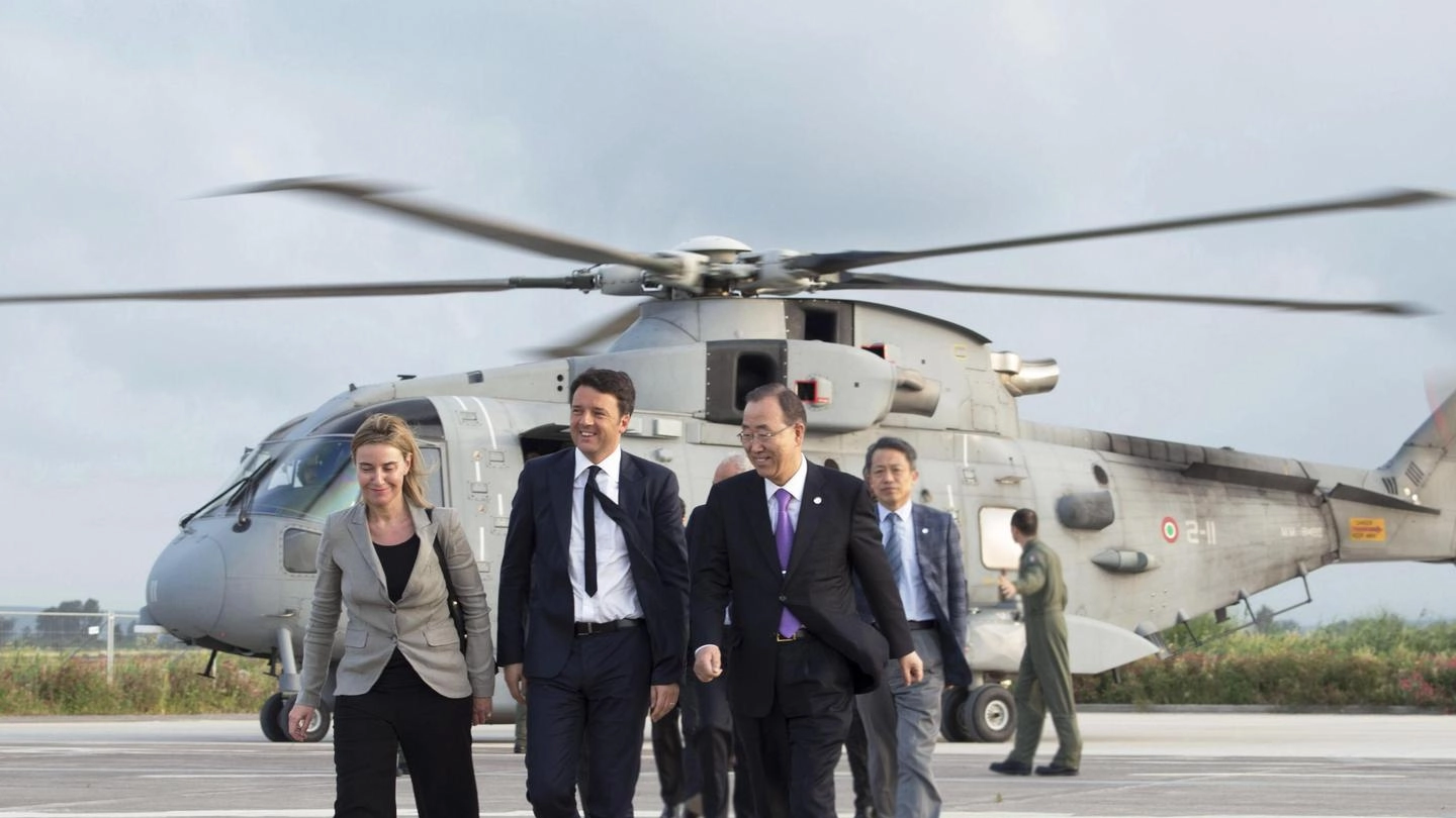 Mogherini, Renzi e Ban Ki-moon sulla nave San Giusto (Ansa)
