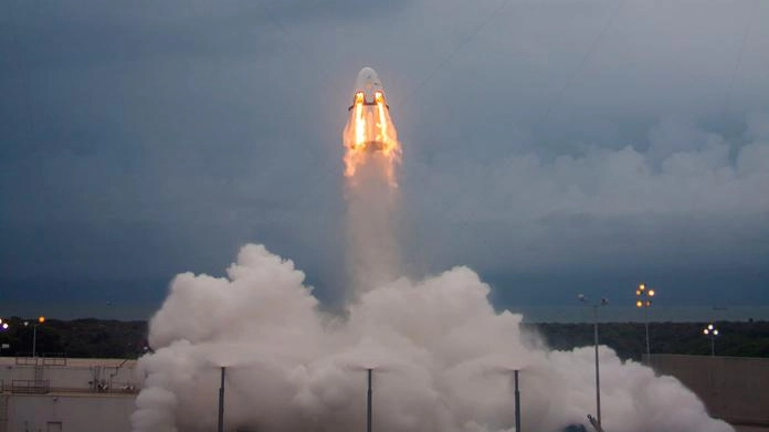 La capsula Dragon V2 durante un test (maggio 2015) - Foto: SpaceX/Alamy