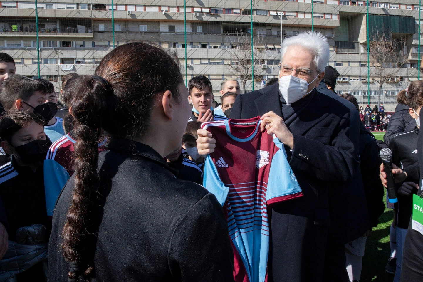 Il presidente Mattarella a Corviale per l'inaugurazione del campo di calcio