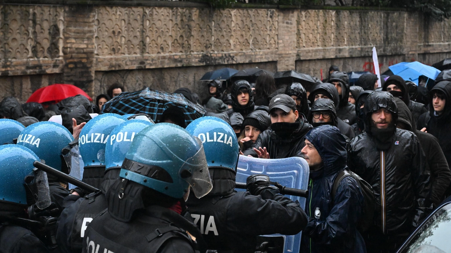 La polizia ha bloccato i manifestanti diretti verso l'ambasciata di Ungheria