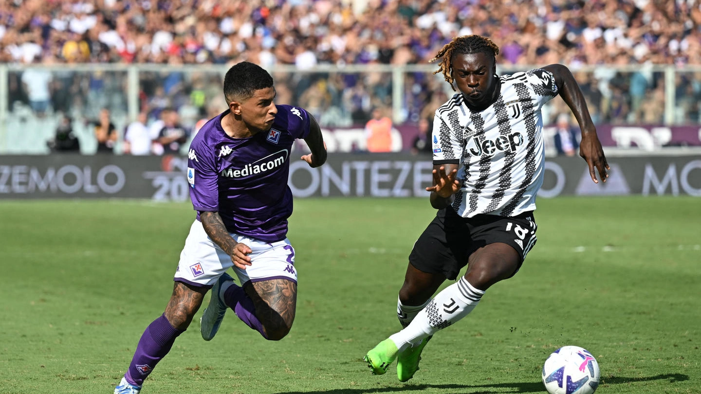 Domilson Dodo della Fiorentina in azione contro Moise Kean della Juventus (Ansa)