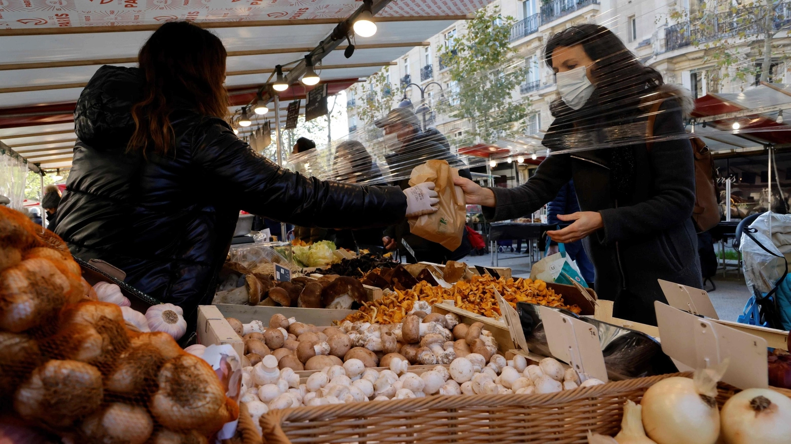 Covid, quasi 60mila casi in Francia. Un mercato all'aperto a Parigi (Ansa)