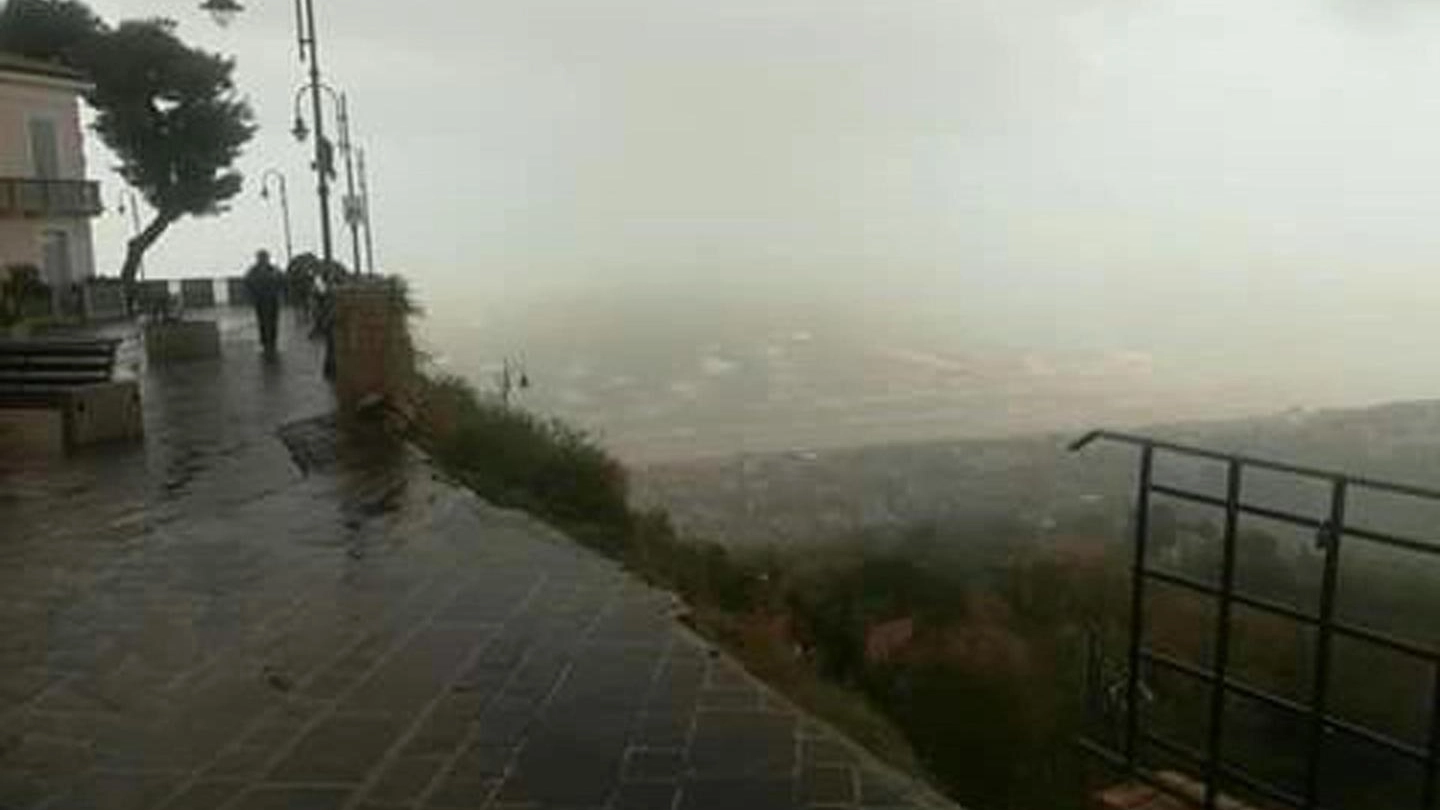Meteo, Abruzzo travolto dal maltempo. Il belvedere di Silvi franato (foto Ansa)