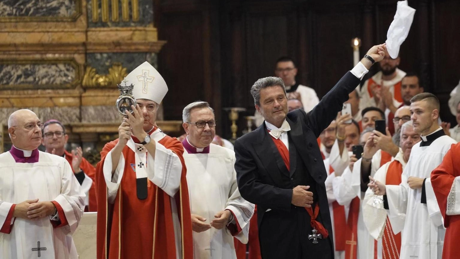 Il prodigio della liquefazione è avvenuto alle 10.03 nella Cattedrale di Napoli affollata fin dalla mattina presto per il giorno del santo patrono