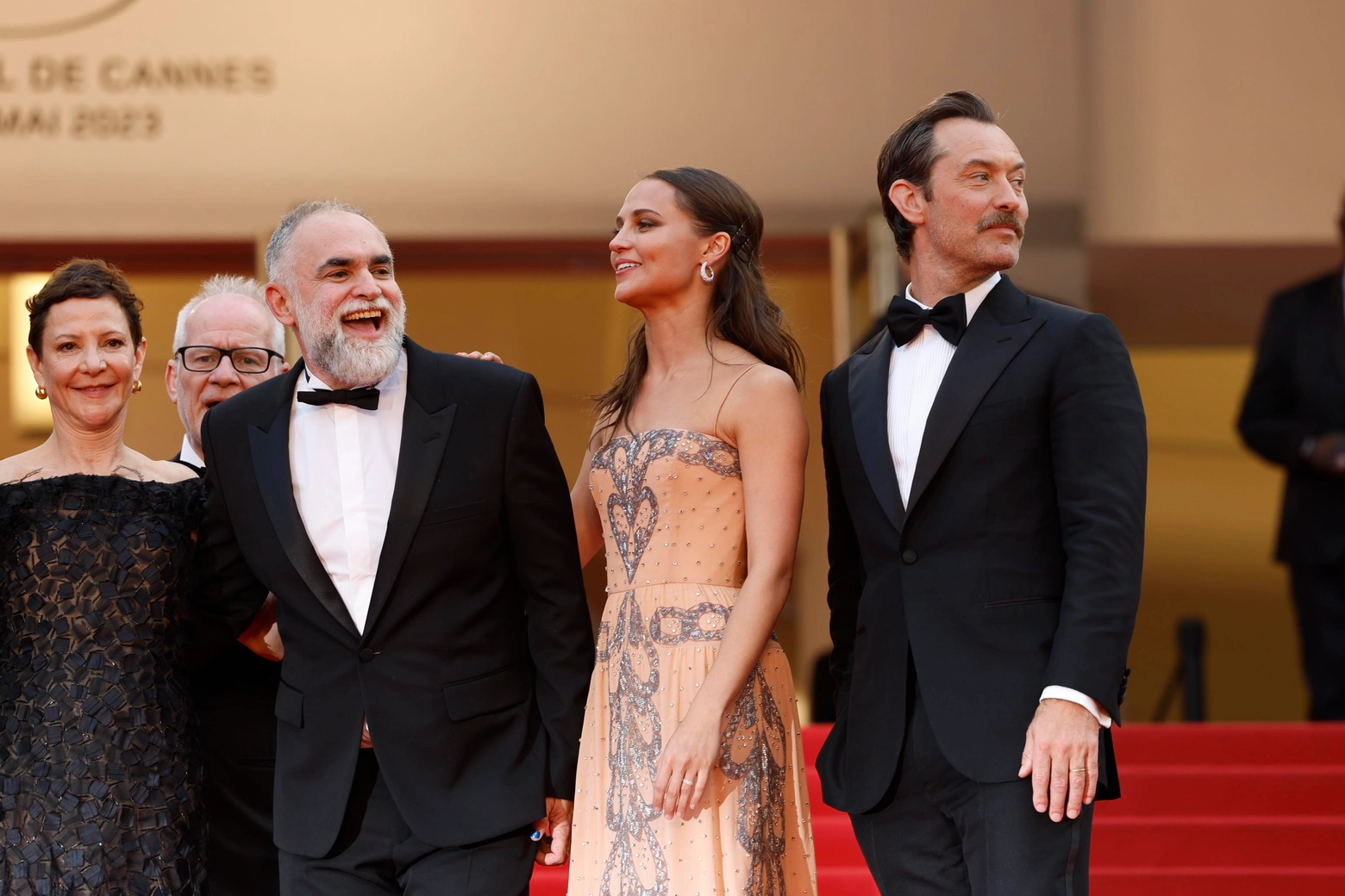 epa10644365 (L-R) Gabrielle Tana, director Karim Ainouz, Alicia Vikander, and Jude Law arrive for the screening of 'Le Jeu de la reine' (Firebrand) during the 76th annual Cannes Film Festival, in Cannes, France, 21 May 2023. The movie is presented in the Official Competition of the festival which runs from 16 to 27 May.  EPA/SEBASTIEN NOGIER