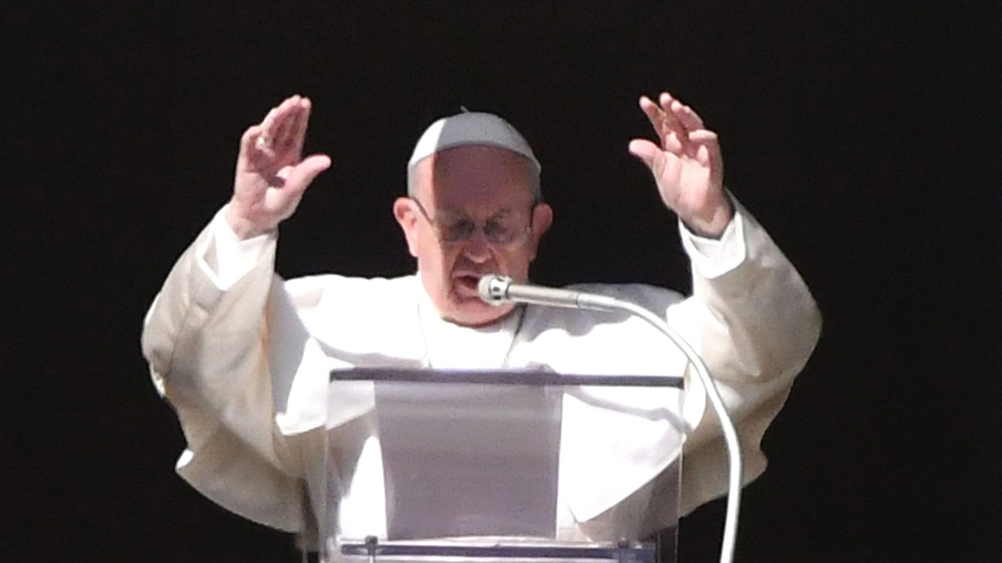 Papa Francesco nel primo Angelus del 2019 (Lapresse)