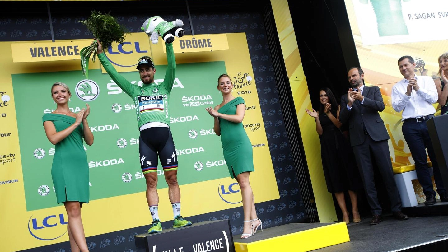 Tour de France 2018, Peter Sagan sul podio dopo la vittoria della tappa 13 (Ansa)