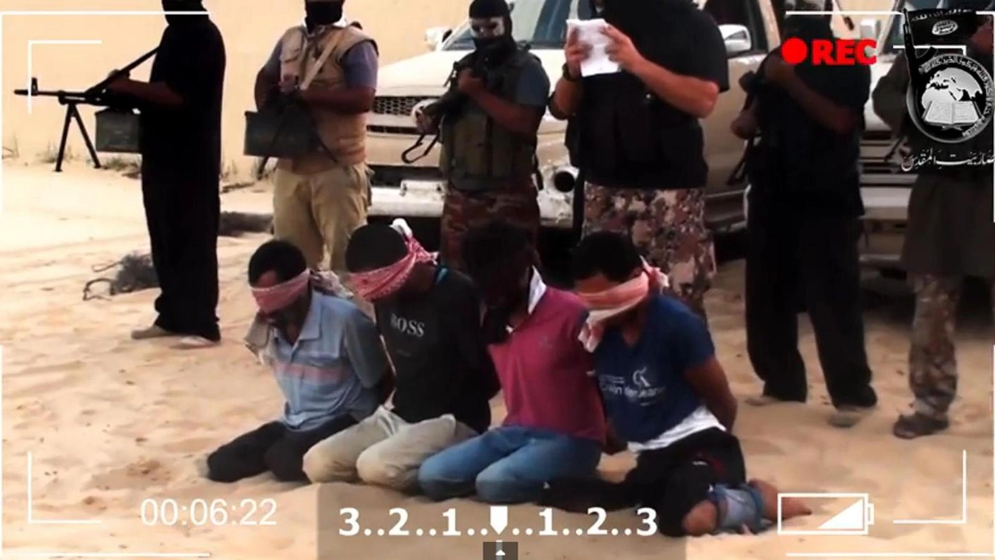 Orrore in Sinai: video con quattro decapitati (Ansa)