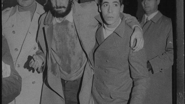Mario Capanna sorretto dopo l'aggressione di estremisti di destra il 19 novembre del '69 