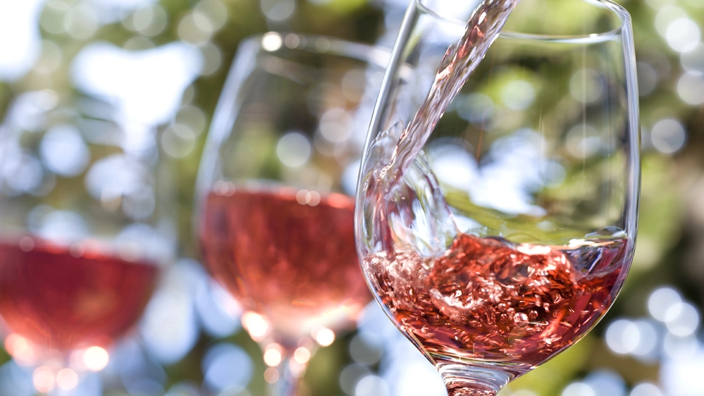 Un'azienda cerca un influencer per promuovere il suo vino rosé